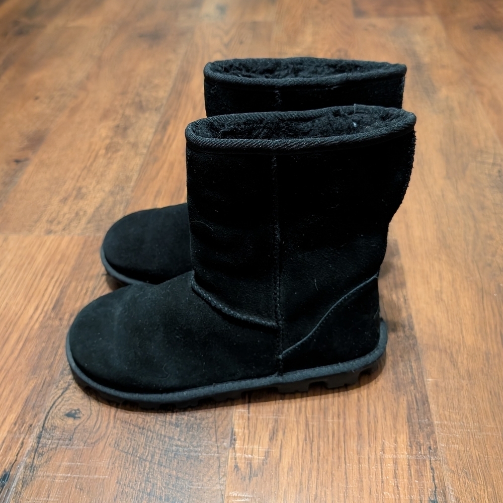 Ugg Essential Short Boots Black Size 7 View 3